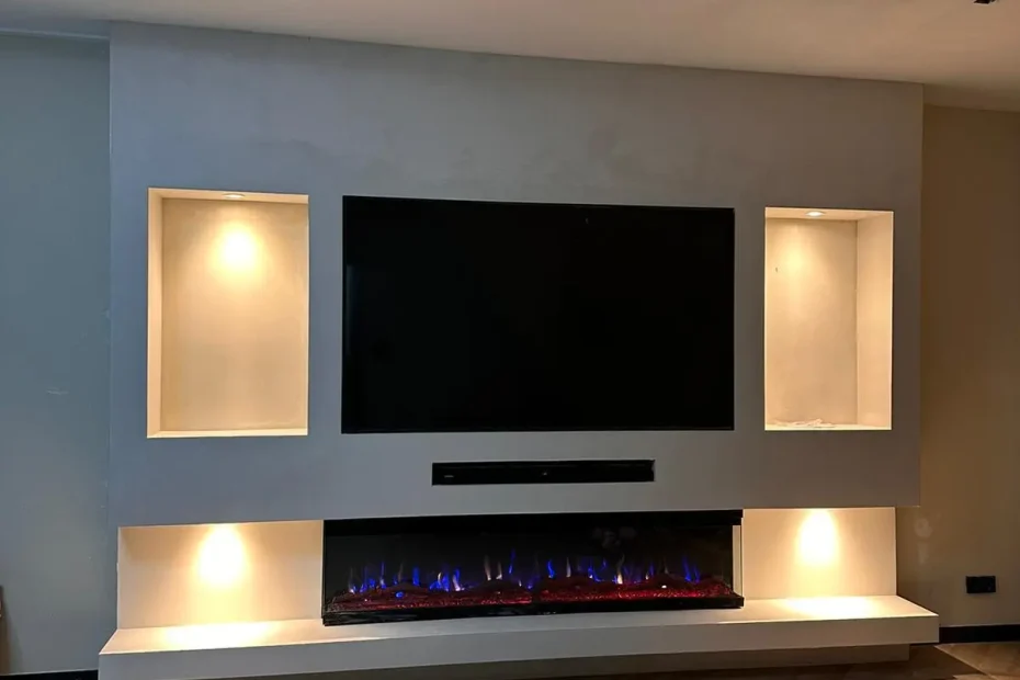 Lichte cinewall met ingebouwde tv, soundbar, verlichte nissen en elektrische sfeerhaard
