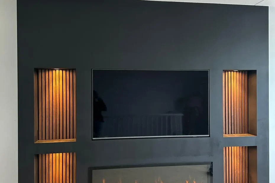 Zwarte cinewall met verlichte houten nissen, tv en elektrische sfeerhaard